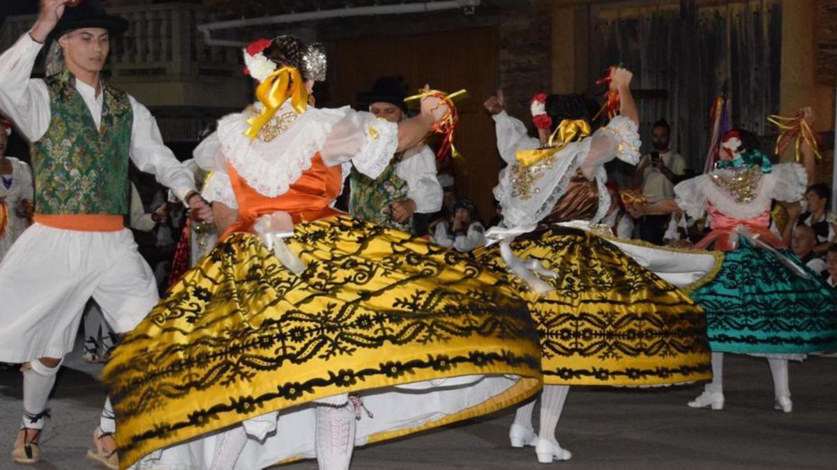 Actuaciones en el encuentro de folclore tradicional que ha tenido lugar en el municipio alistano de Trabazos|