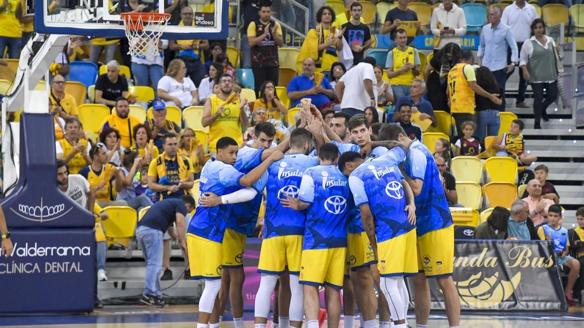 Los jugadores del Granca hacen piña en uno de los fondos antes de dar comienzo el derbi.