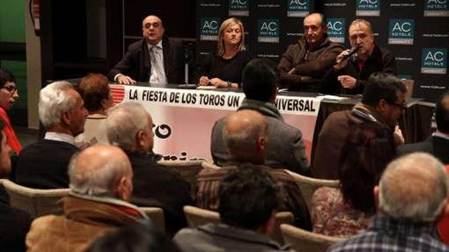 Martínez, en la tertulia del Foro Taurino.