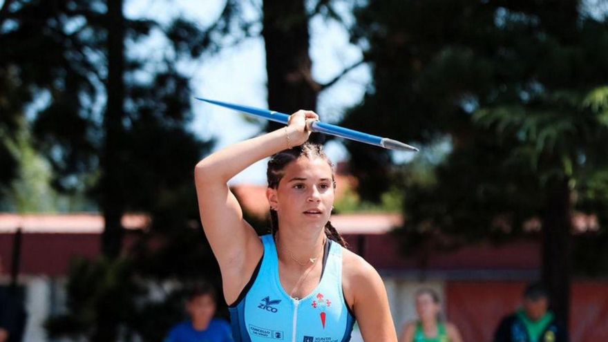 Gabriela Bouzada, la campeona de jabalina, en uno de sus lanzamientos.