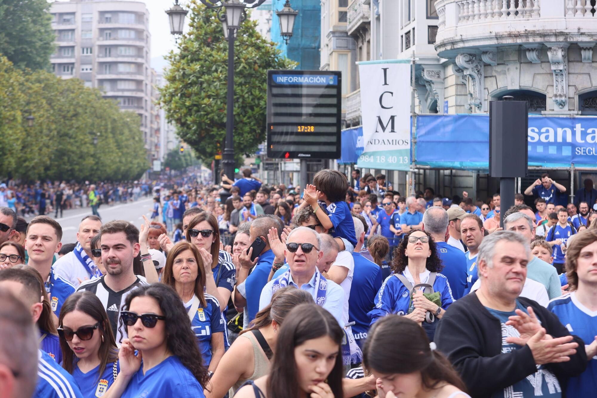 Locura azul en las calles de Oviedo para celebrar el ascenso del equipo a Primera División