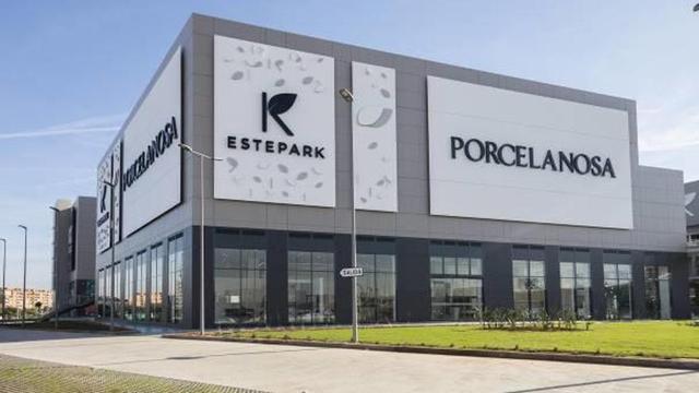 Fachada de la nueva tienda de Porcelanosa en el centro Estepark.