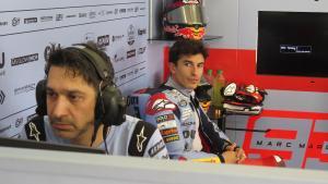 Marc Márquez observa trabajar a su técnico Frankie Carchedi tras pararse su Ducati, hoy, en Sepang.