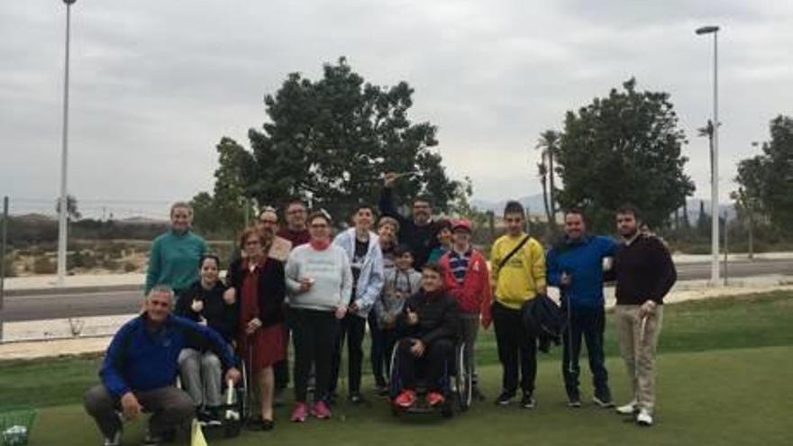 Jóvenes y adultos durante la jornada de actividades lúdico/ deportivas.