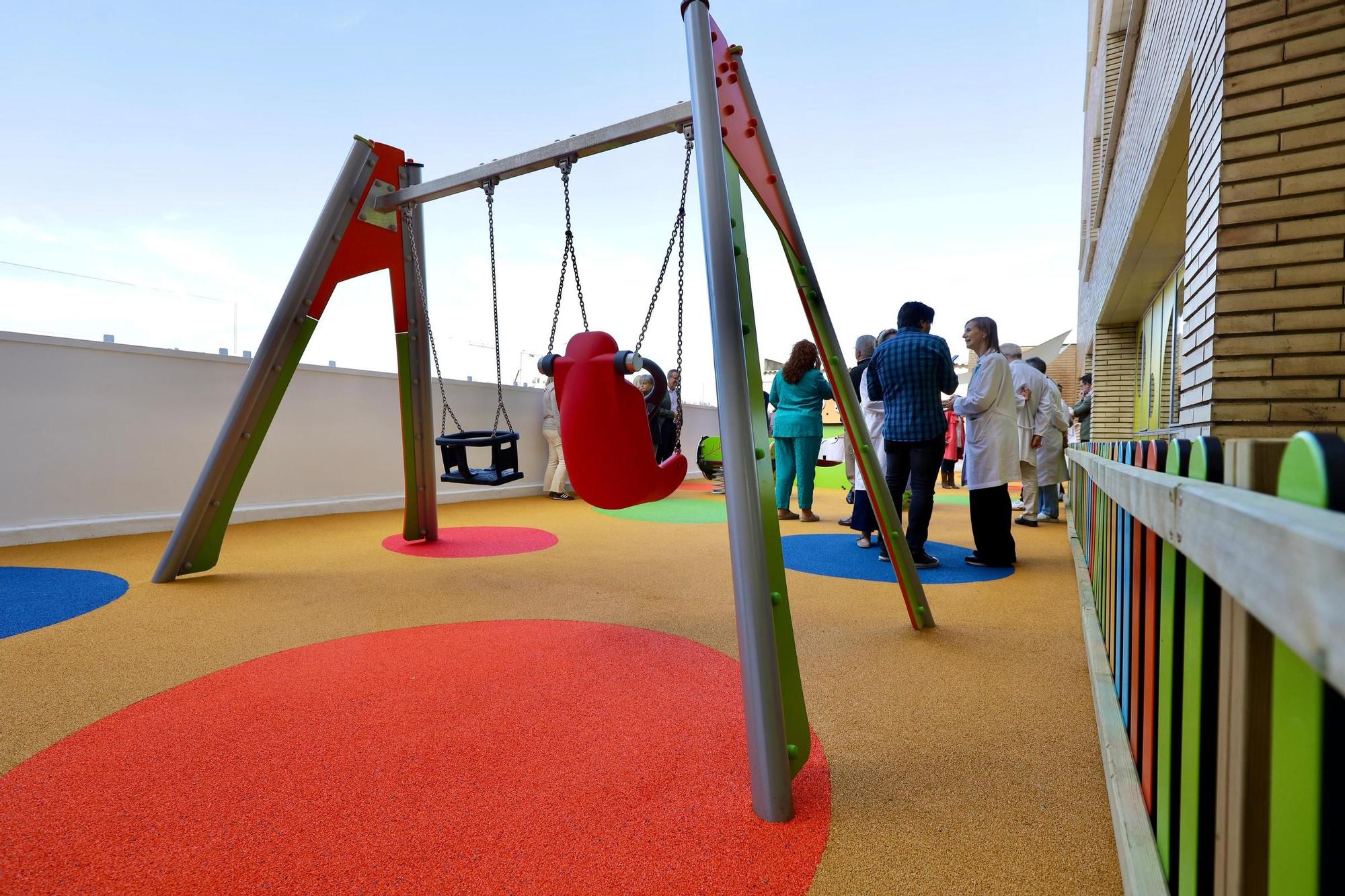 El hospital Materno-Infantil de Zaragoza estrena una nueva terraza para los más pequeños
