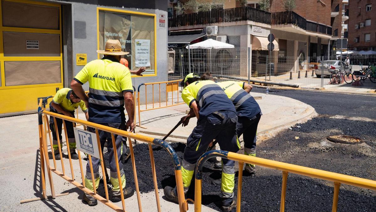 Obreros trabajando en labores de asfaltado en la calle Pagés del Corro el pasado miércoles.