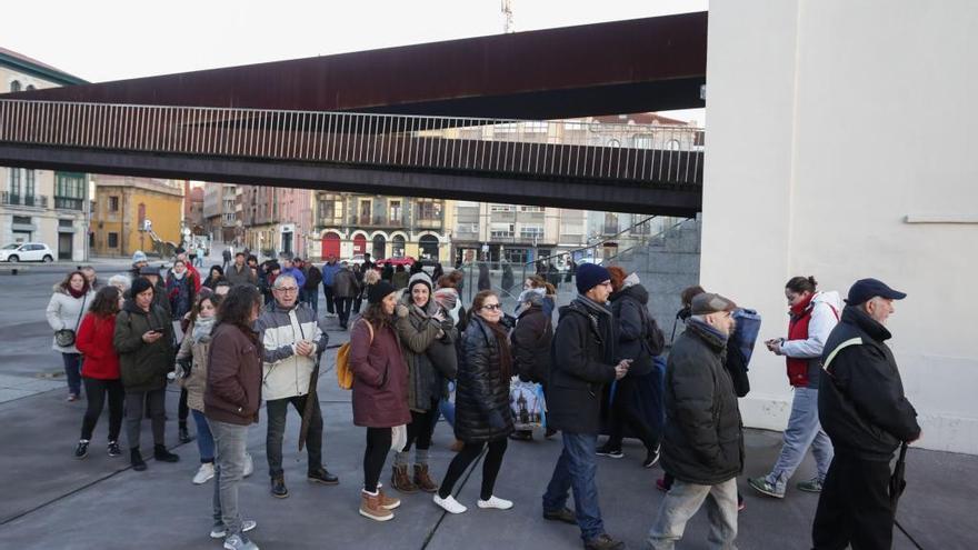 Personas haciendo cola el año pasado para sacar número de cara a las reservas de plazas en la Comida en la Calle.