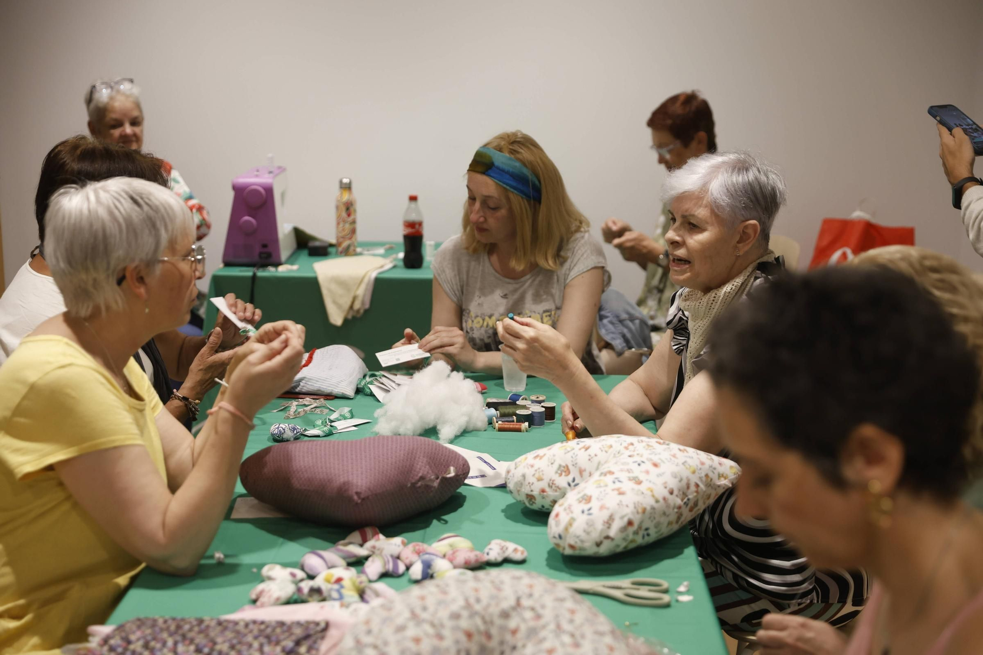Corazones llenos de compañerismo en Gijón para mujeres operadas de cáncer de mama (en imágenes)