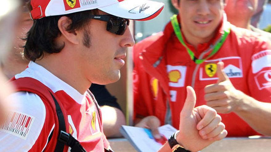 El piloto español Fernando Alonso, del equipo Ferrari, saluda a sus seguidores hoy, jueves 25 de marzo de 2010, durante los preparativos para el Gran Premio de Fórmula Uno en el circuito de Albert Park en Melbourne (Australia).