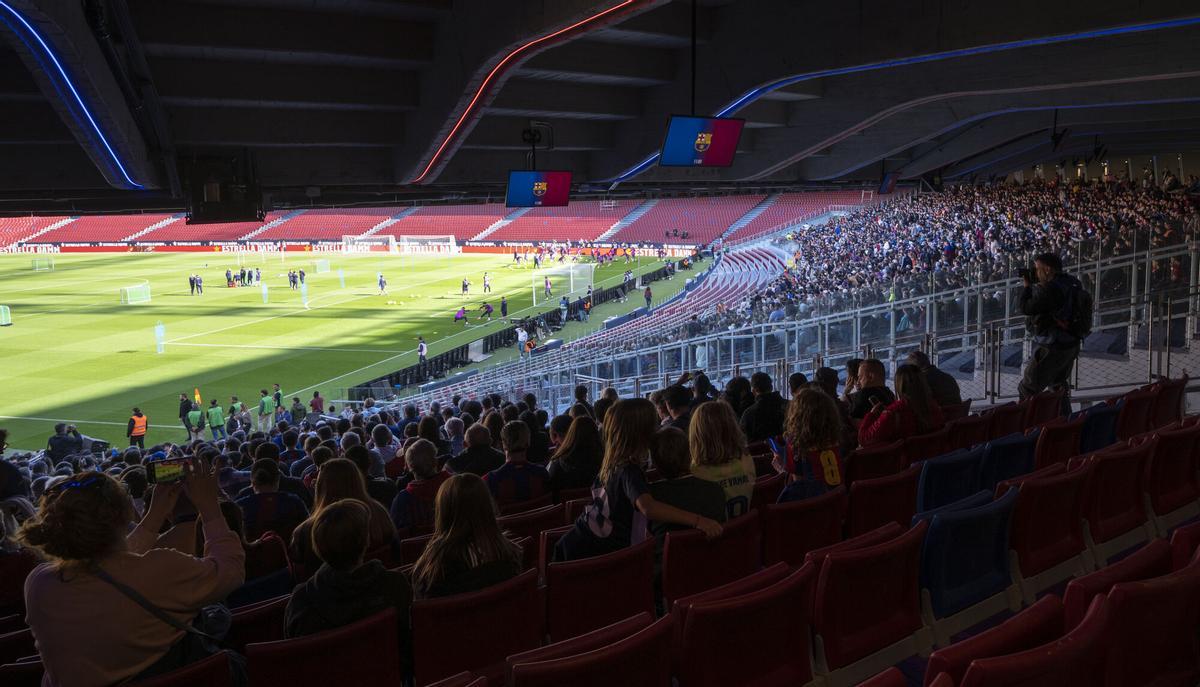Barcelona. 07.11.2025.  Deportes.  Público en la tribuna y el gol sur del Spotify Camp Nou durante el primer test con casi 22.000 aficionados en la grada del estadio azulgrana para presenciar el entrenamiento del primer equipo del Barça . Fotografía de Jordi Cotrina