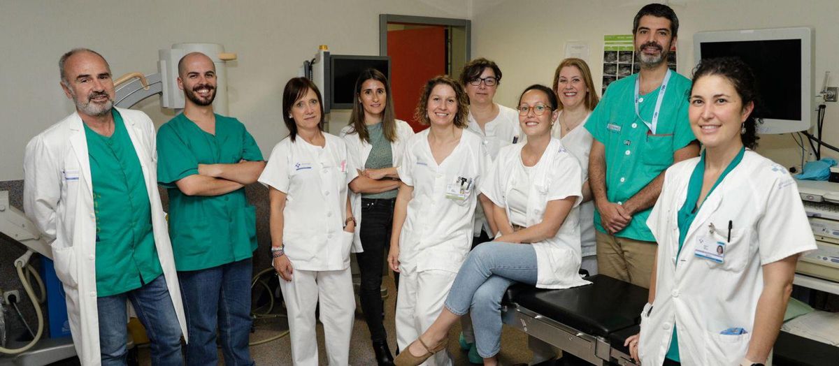 Por la izquierda, Luis Rodríguez, Pablo Sánchez, Marta García, Rebeca Blanco, Mónica Martínez, Maite Rodríguez, Virginia García-Terente, Lorena Rocha, Sergio Fernández-Pello y Begoña Díaz, en una de las salas de prueba en las que trabaja el servicio de Urología del Hospital Universitario de Cabueñes. |