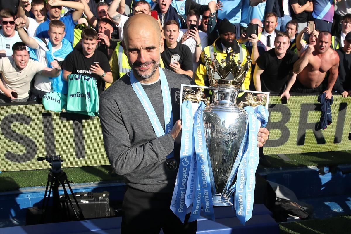 EL ENTRENADOR ESPAÑOL DEL MANCHESTER CITY, PEP GUARDIOLA, POSANDO CON EL TROFEO DE LA LIGA INGLESA