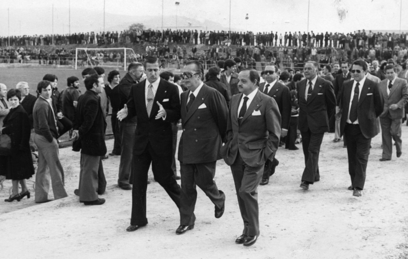 Manuel Vega-Arango, conversando con Pablo Porta el día de la inauguración de Mareo, el 23 de marzo de 1978.  |  LIBRO “100 AÑOS DEL REAL SPORTING DE GIJÓN”