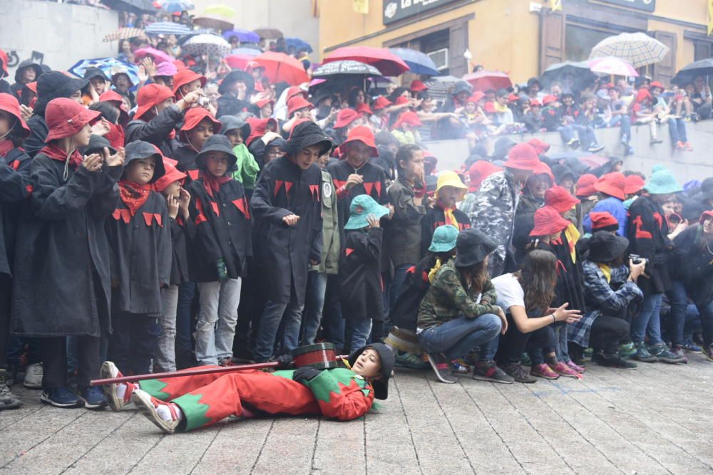 La Patum infantil omple la plaça de Sant Pere