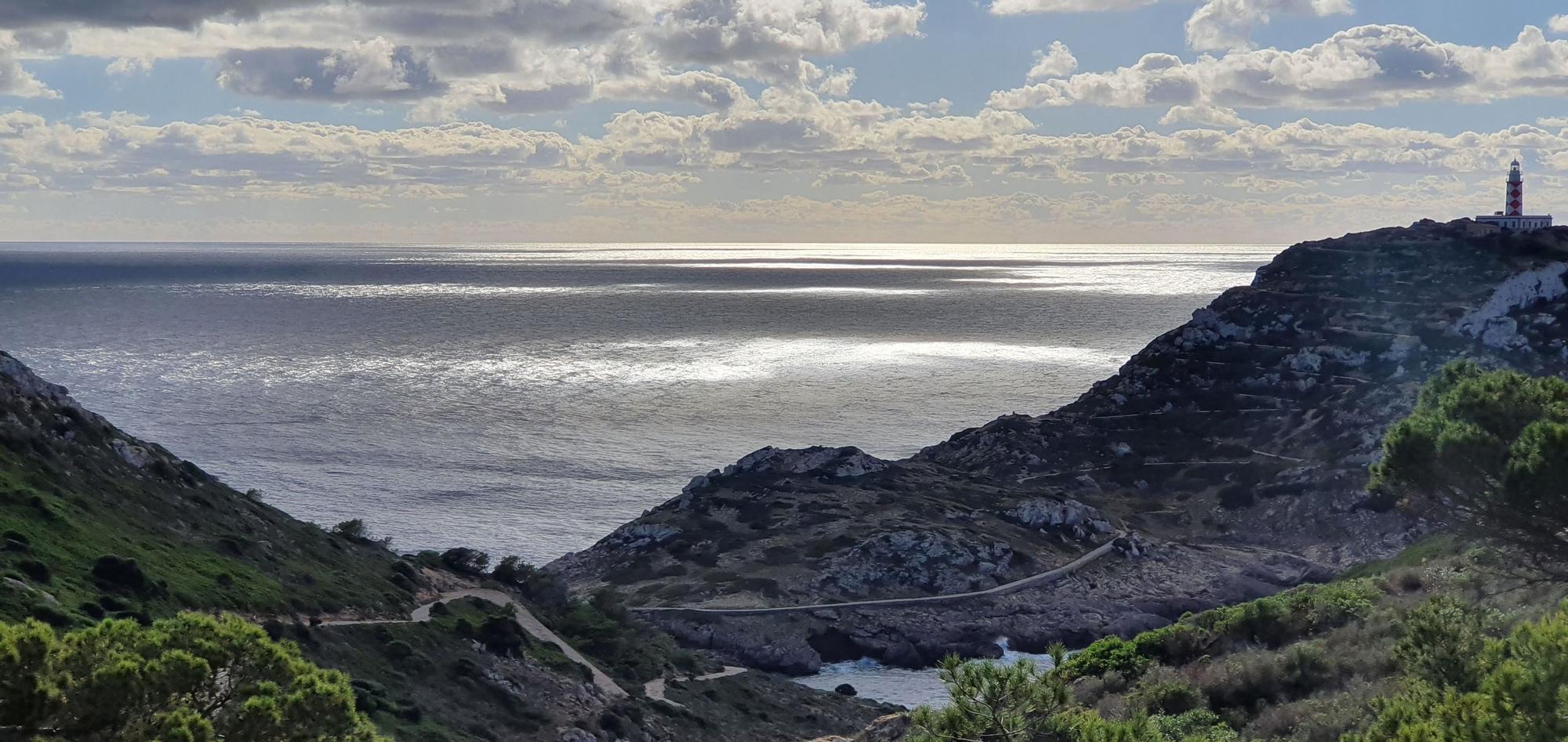 Las fotos de la misión francesa que ha descubierto cientos de inscripciones de soldados de Napoleón en una cueva de Cabrera