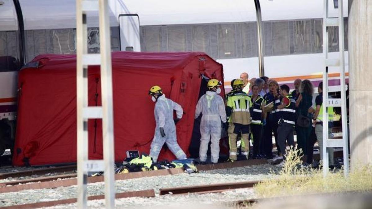 Trabajos de recuperación del cuerpo de Álvaro Prieto en la estación de Sevilla