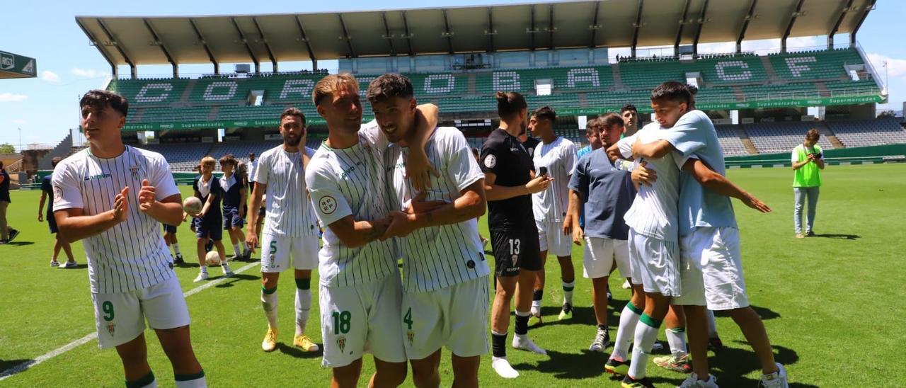 Los futbolistas del Córdoba CF B celebran su pase a la final nacional del 'play off' tras imponerse al Salerm Puente Genil.