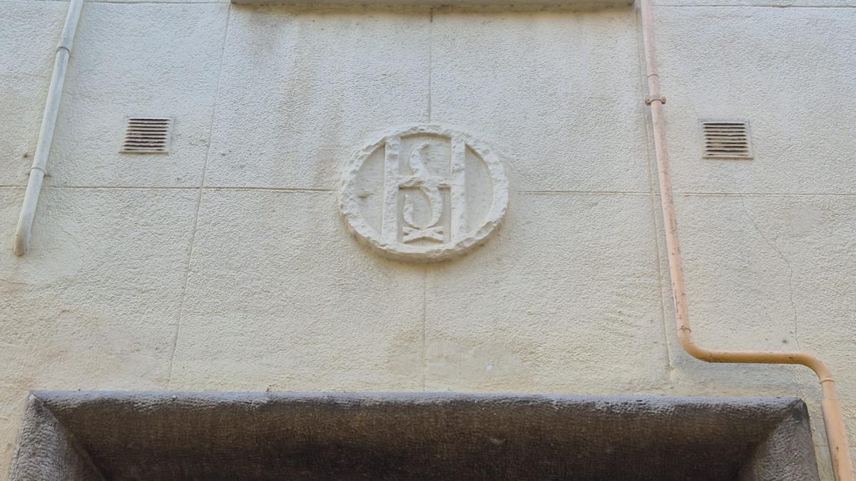 El emblema de la Obra Sindical del Hogar, existente durante el franquismo, en un bloque del distrito de Sant Martí, en Barcelona.
