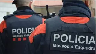 Los Mossos requisan más de 100 móviles nuevos en inspecciones en Barcelona para buscar objetos robados