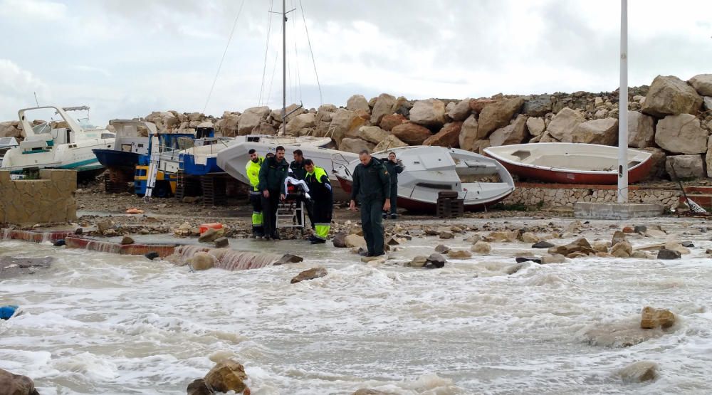 Una ola golpea a turistas que hacían fotos del temporal en Calp