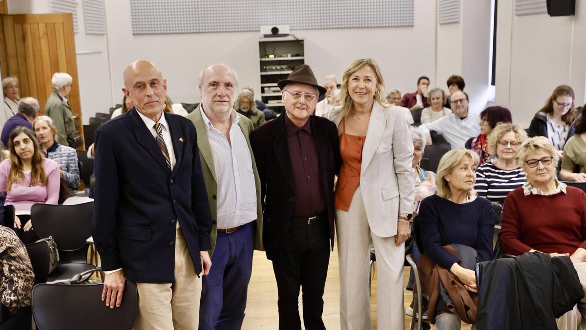 Marino Pérez, con Paco Abril, Davir Alvargonzález y Ana González.