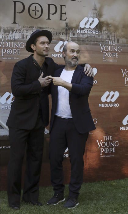 Jude Law y Javier Cámara presentan 'The Young Pope' - La Opinión de Murcia