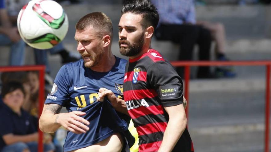 Iván Aguilar trata de controlar un balón en el encuentro ante el Melilla.