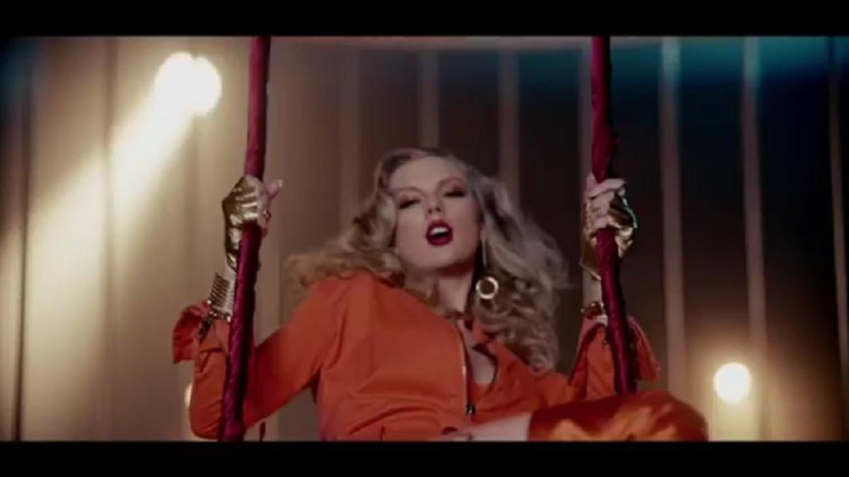 Taylor Swift en su vídeo en un culumpio