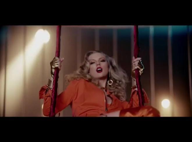 Taylor Swift en su vídeo en un culumpio