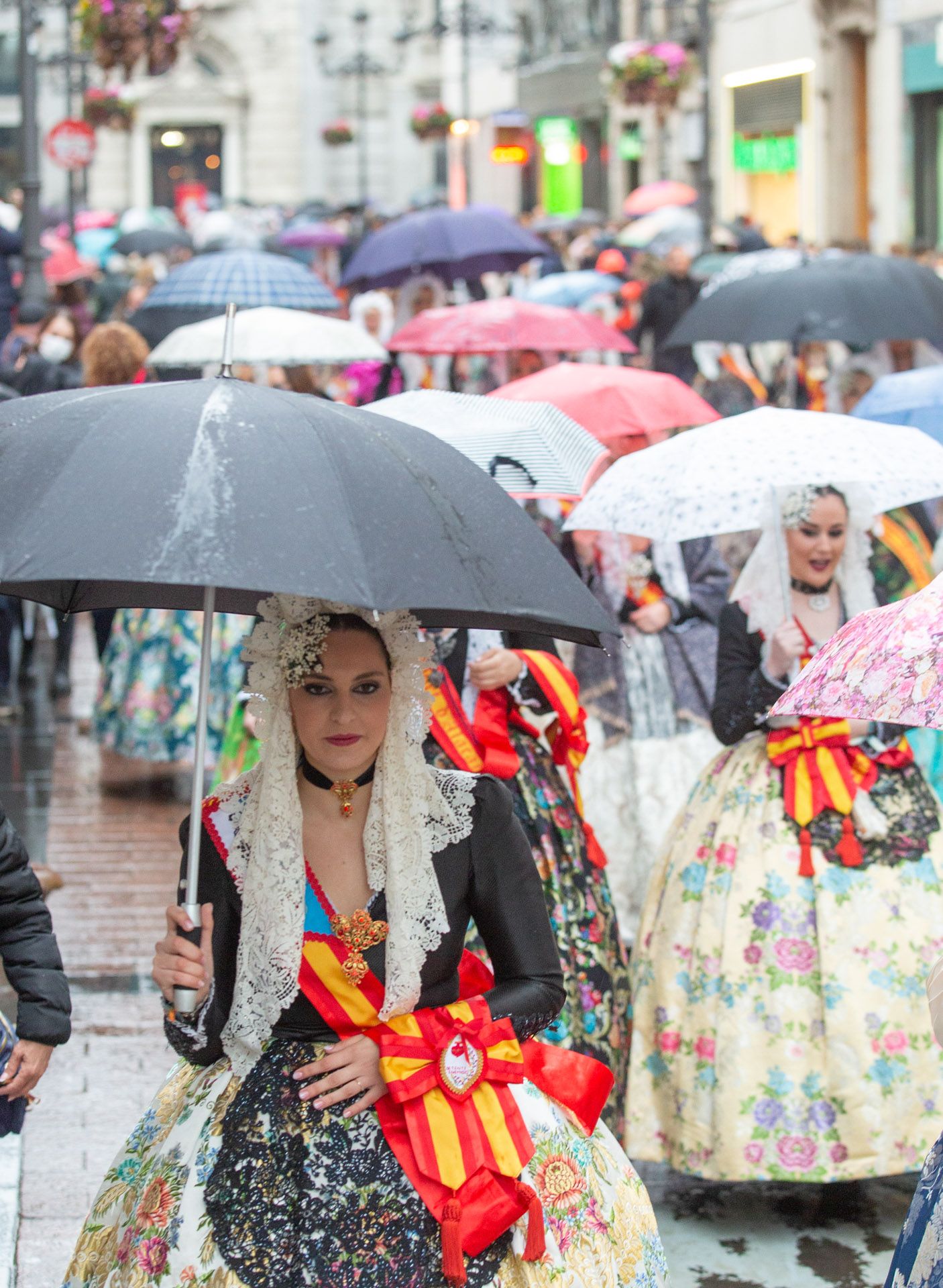 Las Hogueras se promocionan bajo la lluvia en Zaragoza