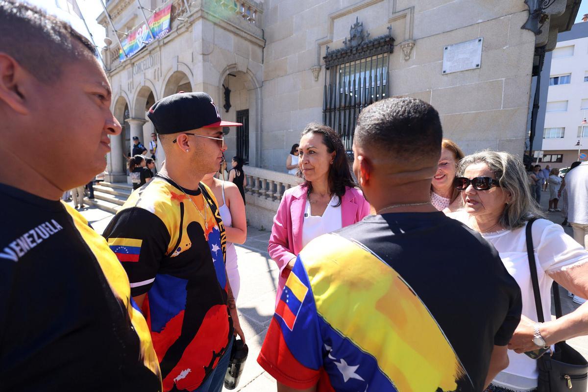 La alcaldesa de Marín, María Ramallo, conversa con varios venezolanos presentes.