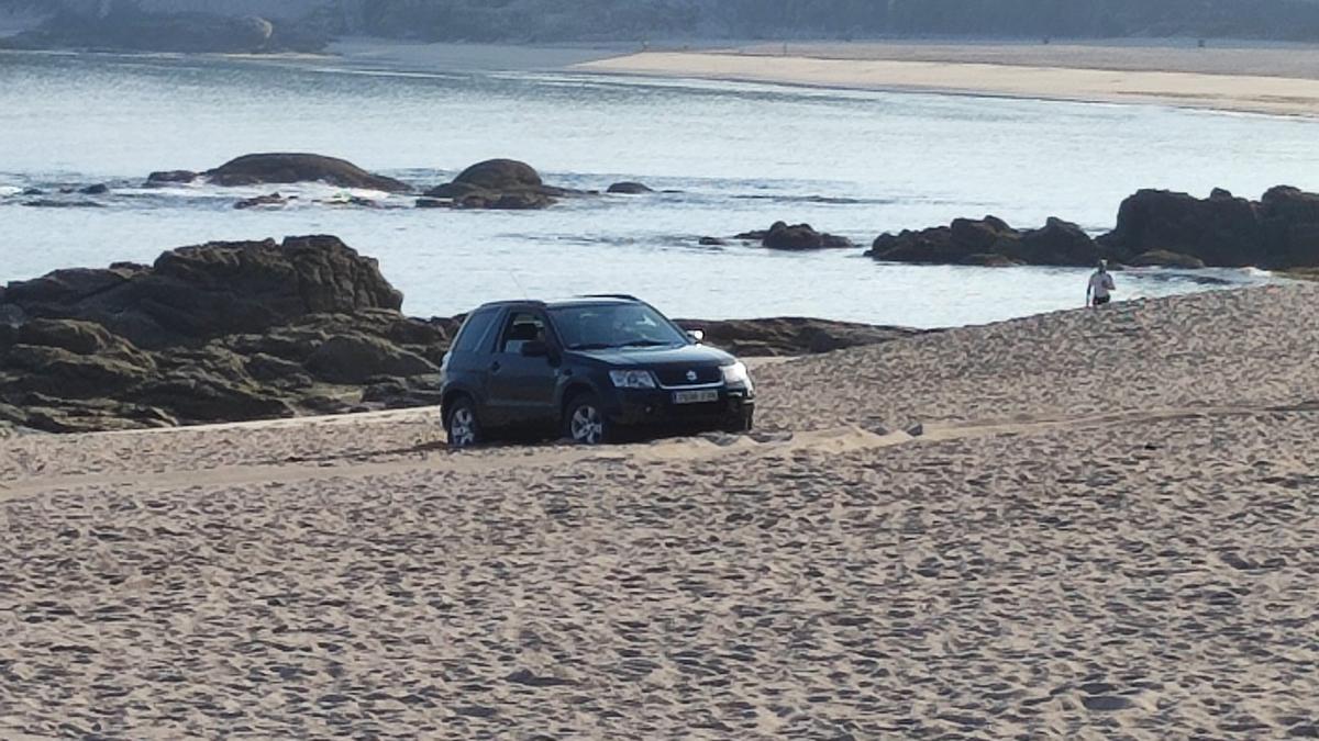 Un coche, en la playa de Riazor