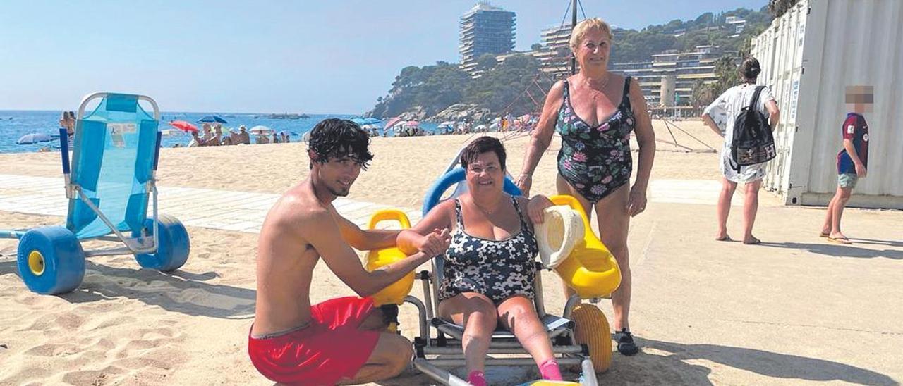 La filla de la gironina Fina Agustí, que pateix una discapacitat física, fent ús del servei de bany assistit a Sant Antoni.