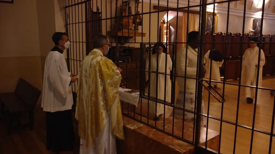 El obispo imparte la bendición papal en el Convento de las Dominicas Dueñas de Zamora