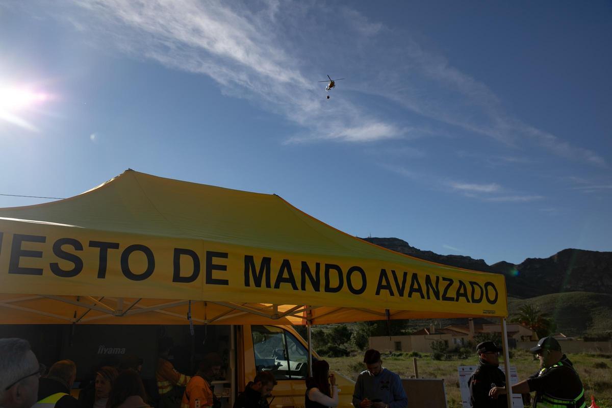Algunos de los momentos más destacados de esta mañana en el incendio de Cabo Tiñoso. Algunos de los momentos más destacados de esta mañana en el incendio de Cabo Tiñoso.