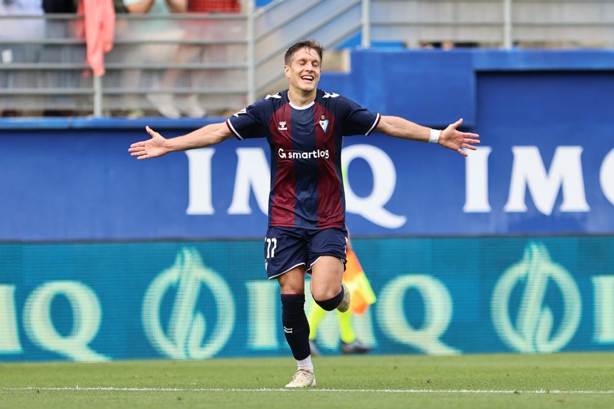 José Corpas celebra su golazo ante el Córdoba CF, justo antes del descanso.