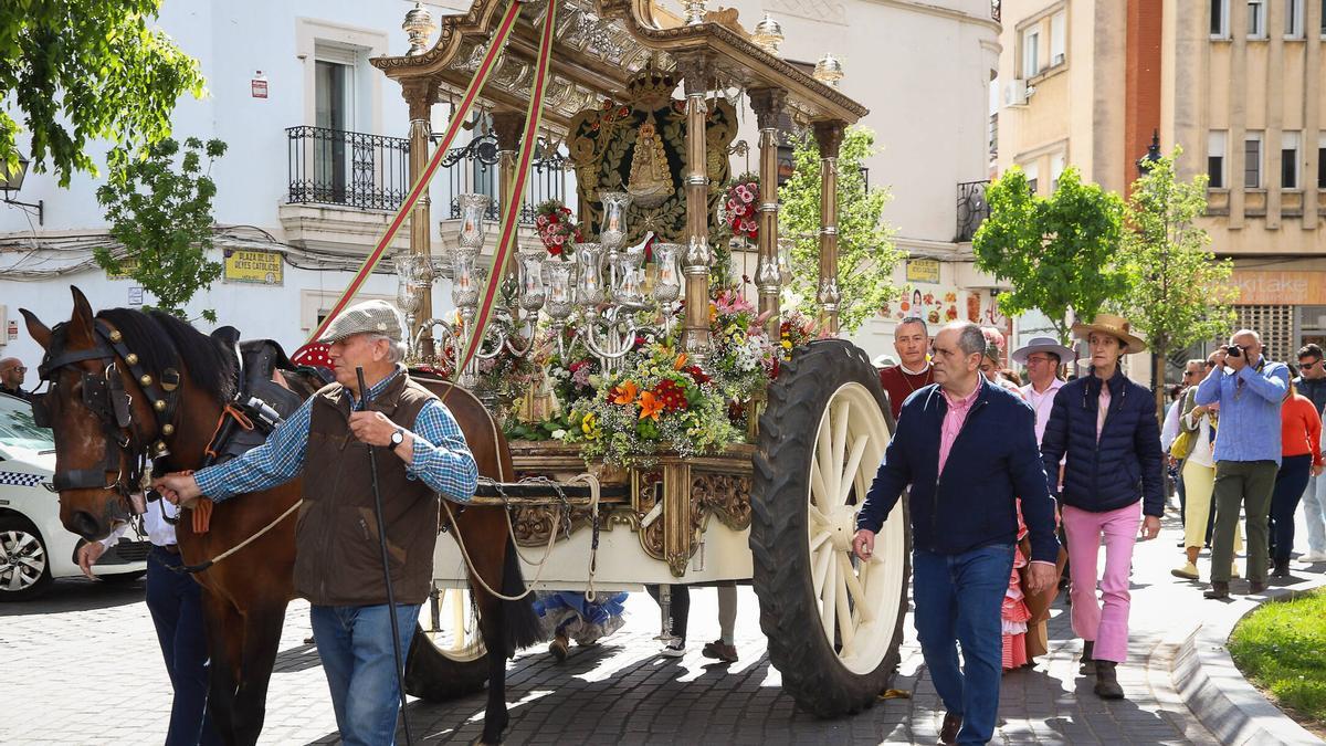 La carreta con el simpecado a su paso por la plaza de los Reyes Católicos, este domingo por la mañana.