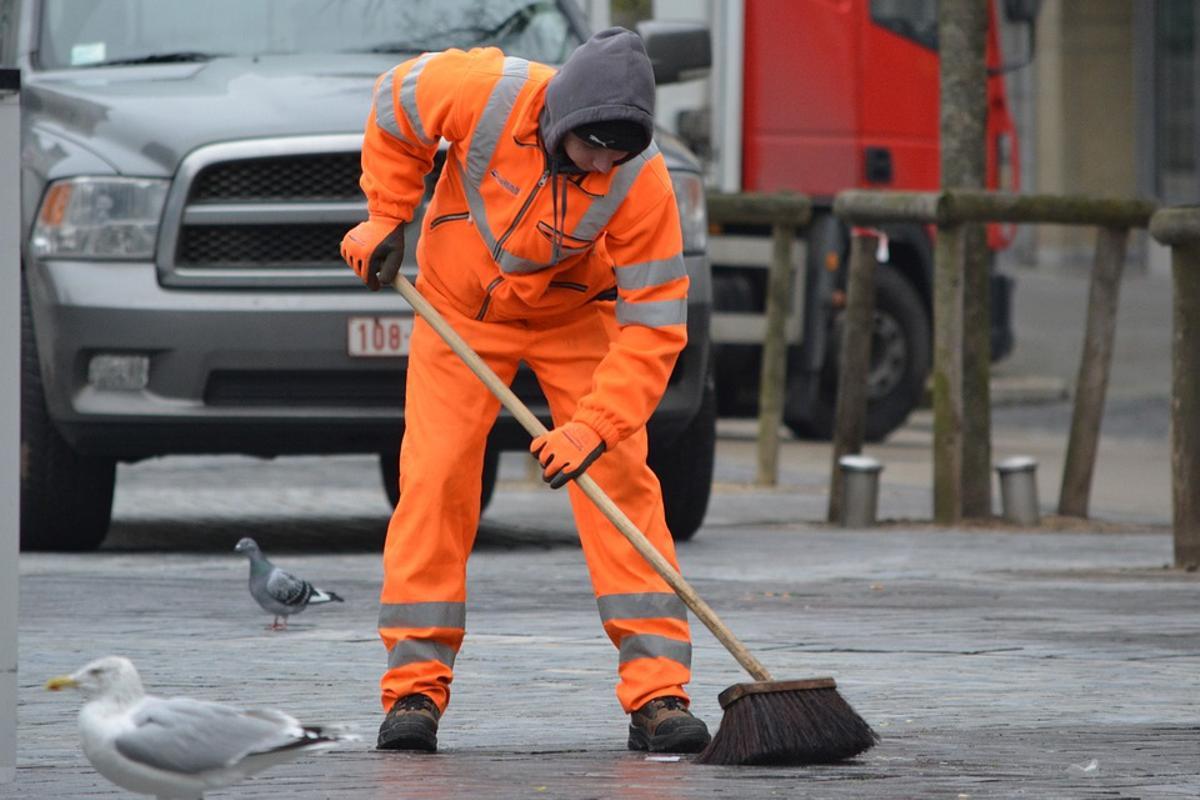 Un hombre limpiando la calle