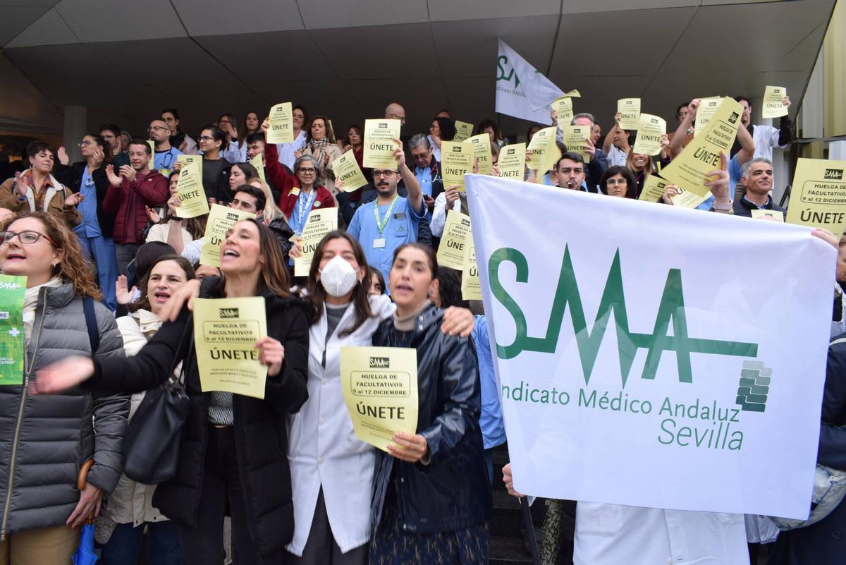 Huelga de facultativos en la puerta principal del Hospital Virgen Macarena de Sevilla, 10 de diciembre de 2025