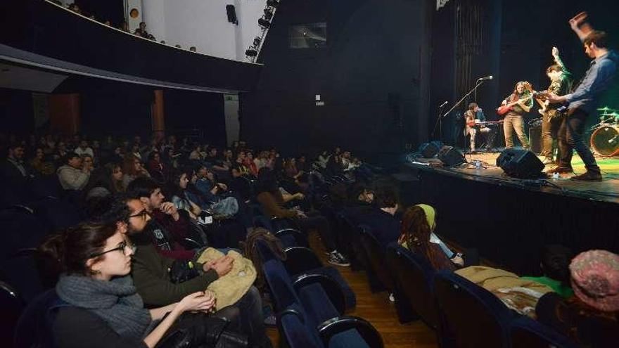 Una de las actuaciones de ayer en el Teatro Principal. // Gustavo Santos