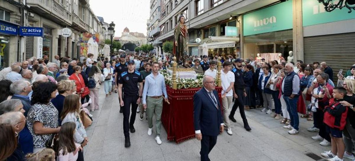 La imagen del patrón estradense en procesión por las calles del centro.  | BERNABÉ