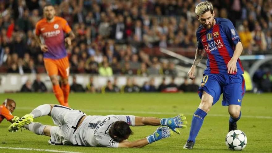 Messi regatea a Claudio Bravo, en el suelo, en la jugada del primer gol azulgrana.