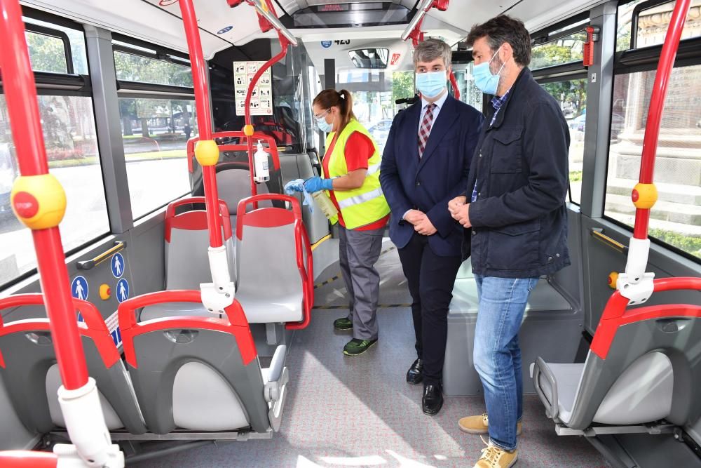 Operativo de desinfección de los buses de A Coruña