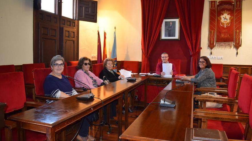 Representantes vecinales, junto con el edil de Sanidad muleño.