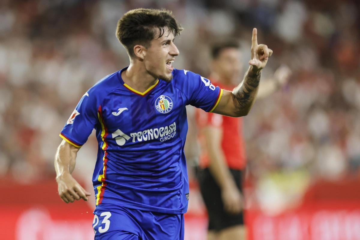 Adrián Liso celebra uno de los dos goles que marcó el lunes al Sevilla en el Pizjuán.