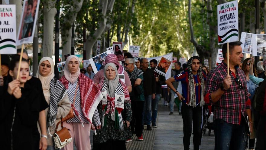 &quot;¡No es una guerra, es un genocidio!&quot;&quot;: medio millar de murcianos vuelven a salir a la calle por Palestina