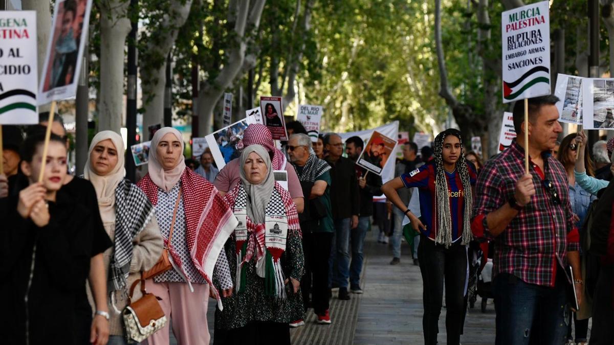 Manifestantes en apoyo a Palestina, ayer en el paseo de Alfonso X.