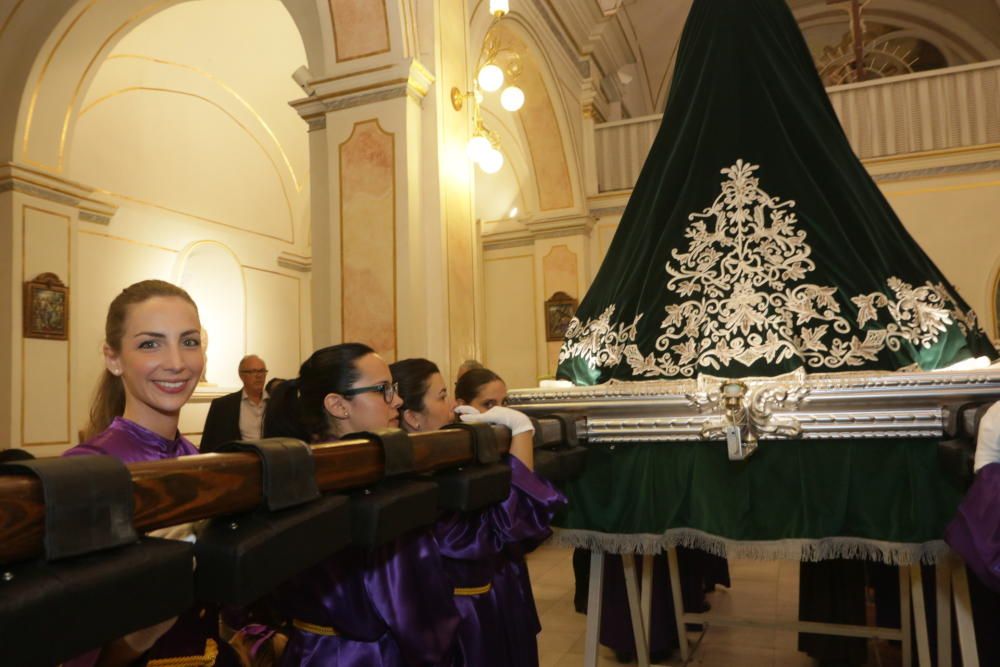 Raquel Alario ejerce de porteadora en la Semana Santa de Gandia