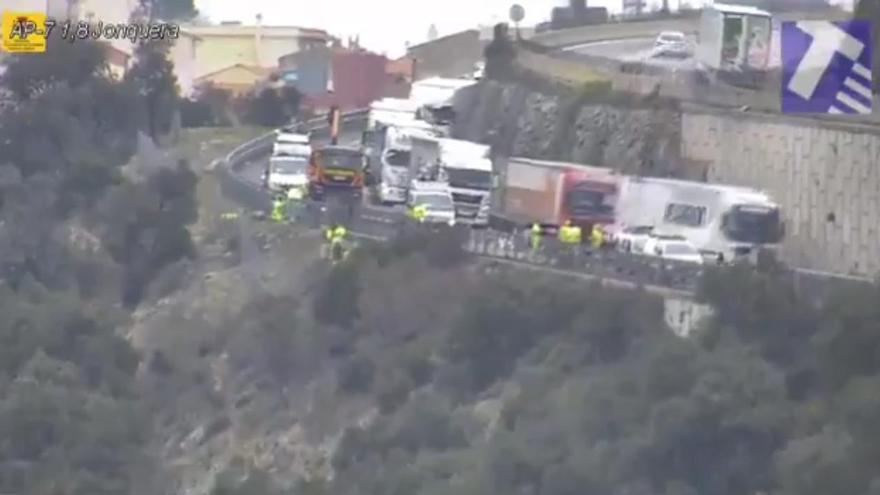 Cues quilomètriques des del Voló a la Jonquera per reparar els danys de l&#039;accident d&#039;ahir a l&#039;AP-7