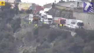 Cues quilomètriques des del Voló a la Jonquera per reparar els danys de l'accident d'ahir a l'AP-7